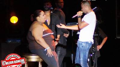 Romeo Santos le cumplió el sueño de su vida a una fanática. El bachatero se presentó en el estadio de Cibao, República Dominicana, y le dio un beso apasionado a la joven.