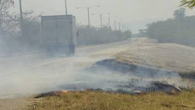 Ya son tres los incendios en predios aledaños a la carretera en la ciudad.