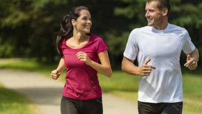 El running en pareja le puede ayudar a bajar mejor de peso.