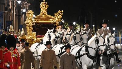 El Reino Unido se prepara para la histórica coronación de Carlos III que se celebrará este sábado en Londres, acaparando la atención mundial. Los ensayos para la ceremonia iniciaron el martes por la noche, con cientos de militares participando en el desfile que recorrerá las calles de la capital inglesa.