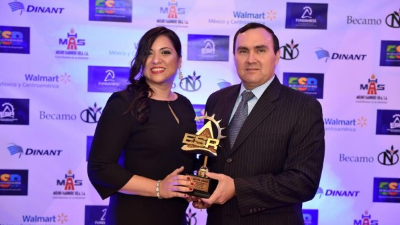 Cinthia Sierra y Allan Molina reciben orgullosos el sello otorgado por Fundahrse.