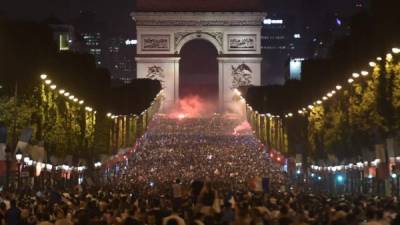 Miles de franceses celebraron este martes en el Arco del Triunfo en los Campos Elíseos en París, la victoria de su selección sobre Bélgica por 1-0 en las semifinales del Mundial Rusia 2018.