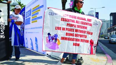 Manifestantes piden una reforma migratoria frente al Centro de Convenciones en Los Ángeles.