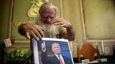 El Brujo Mayor pone un 'hechizo' sobre una imagen del magnate estadounidense. AFP.