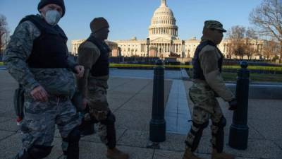 Washington D.C. amaneció este jueves militarizada tras las escenas de caos registradas ayer en el Capitolio cuando una turba de seguidores del presidente estadounidense Donald Trump asaltaron el Congreso para interrumpir la sesión de ratificación del triunfo electoral de Joe Biden.