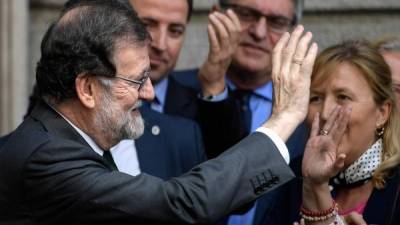 TOPSHOT - Spanish out-going Prime Minister Mariano Rajoy leaves after a vote on a no-confidence motion at the Lower House of the Spanish Parliament in Madrid on June 01, 2018. Spain's parliament ousted on June 1, 2018 Prime Minister Mariano Rajoy in a no-confidence vote sparked by fury over his party's corruption woes, with his Socialist arch-rival Pedro Sanchez automatically taking over. / AFP PHOTO / OSCAR DEL POZO