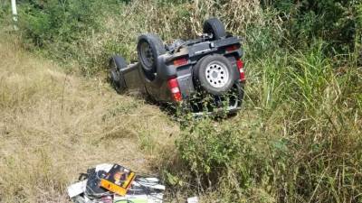El vehículo quedó destrozado a la orilla de la calle.