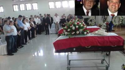 Familiares y correligionarios cubrieron con la bandera del Partido Liberal los ataúdes.