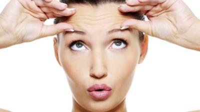 La vitamina C ayuda a cuidar la piel.