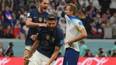 Oliver Giroud fue el héroe de Francia y Harry Kane (al fondo) el villano de Inglaterra.