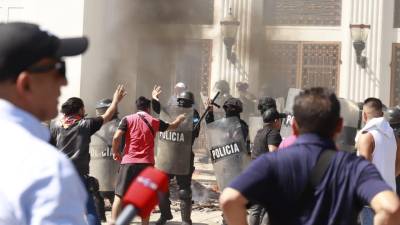 La policía protege la alcaldía sampedrana ante la amenaza de protestantes.