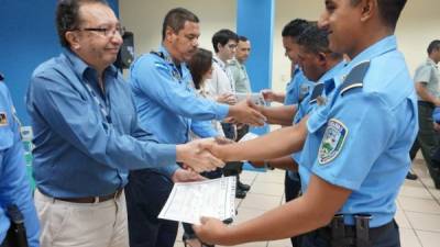 Los participantes recibieron su diploma.