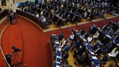 El nuevo Congreso de mayoría oficialista en El Salvador destituyó al fiscal Raúl Melara y a los magistrados de la Corte Suprema./AFP.