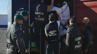 Policía italiana a la hora del decomiso de la droga.