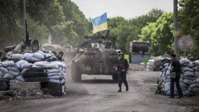 Varios soldados ucranianos hacen guardia en un punto de vigilancia cerca de Sloviansk, Ucrania.