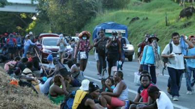 Migrantes centroamericanos descansan hoy, en el municipio de Villa Comaltitlán.