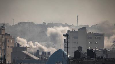 El humo se eleva tras los ataques aéreos israelíes contra Khan Yunis, en el sur de la Franja de Gaza, el 8 de enero de 2024.