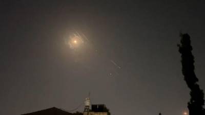 Explosiones iluminando el cielo de Jerusalén durante el ataque iraní a Israel.