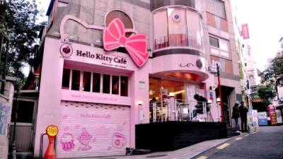 Con figuras de Hello Kitty y pintada de color rosa esta cafetería se encuentra en Corea del Sur.