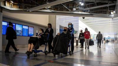 Vista de pasajeros que llegan al Aeropuerto Internacional de Los Ángeles.