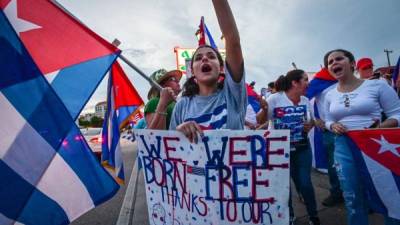 Cientos de personas protestan en Miami exigiendo a Biden tomar acciones contra régimen cubano.//AFP.