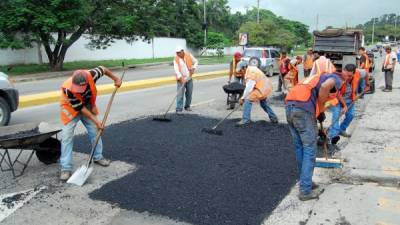 Las cuadrillas taparon los agujeros en el bulevar que conduce a la Unah- vs.