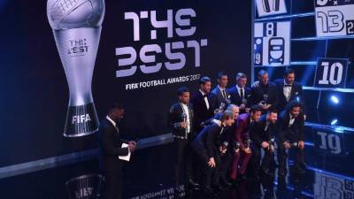 (Back Row L-R), Paris Saint-Germain and Brazil defender Dani Alves, Real Madrid and Spain defender Sergio Ramos, Real Madrid and Portugal forward Cristiano Ronaldo, Real Madrid and Germany midfielder Toni Kroos, AC Milan and Italy defender Leonardo Bonucci, Juventus and Italy goalkeeper Gianluigi Buffon, (front row L-R) Real Madrid and Croatia's midfielder Luca Modric, Barcelona and Spain midfielder Andrés Iniesta, Paris Saint-Germain and Brazil forward Neymar, Barcelona and Argentina forward Lionel Messi and Brazil's defender Marcelo, members of the team winning the FIFA FIFPro World11 award 2017, pose for a group photograph during The Best FIFA Football Awards ceremony, on October 23, 2017 in London. / AFP PHOTO / Ben STANSALL