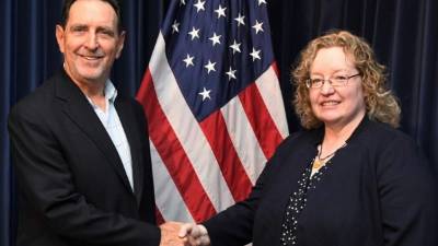 Lawrence Gumbiner le dio la bienvenida a Colleen Hoey.