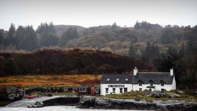 El objetivo de la compra en comunidad es mejorar todo esto, remodelar los edificios... hacer que la isla sea más productiva y repoblarla