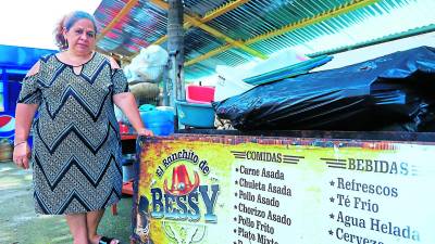 Doña Bessy muestra con orgullo el letrero de su negocio, llamado El Ranchito de Bessy, el cual está activo únicamente los días de feria. Foto: Melvin Cubas.