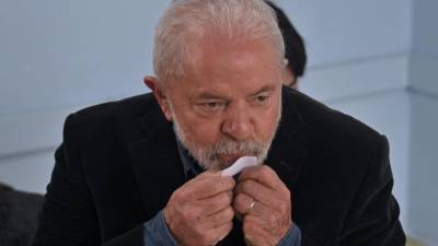 Lula besa el voto al ejercer el sufragio durante las elecciones legislativas y presidenciales en Sao Paulo, Brasil.