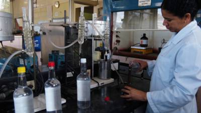 Muchas marcas de licores han sido sometidas a pruebas de laboratorio para verificar el grado de alcohol.