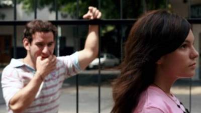 Los hombres que se atrevan a decir piropos a las mujeres podrían ir hasta la cárcel.