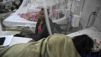 Una mujer cuida a su hijo con dengue en el Hospital Escuela de Tegucigalpa el 12 de julio de 2024.