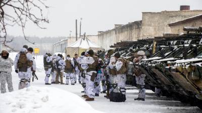 Tropas ucranianas inician maniobras militares ante la creciente amenaza de un ataque ruso.