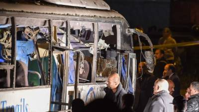 Ventanas destrozadas del autobús turístico involucrado en el incidente, que representa un fuerte golpe para el turismo local.