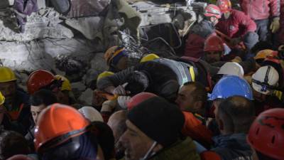 Rescatistas lograron sacar con vida a otras dos personas atrapadas bajos los escombros después de 11 días. Al menos 40,000 personas han muerto por el terremoto en Turquía.