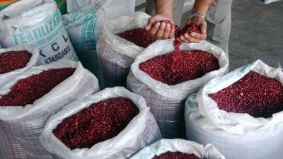 Venta de frijoles en un mercado de San Pedro Sula.