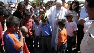 En San Pedro Sula inauguró varias obras de beneficio social. Aquí en la colocación de la primera piedra de la Casa del Niño.