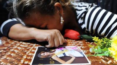 Teresa Muñoz llora sobre el ataúd de su hija, Miss Honduras Mundo María José Alvarado (19) el 20 de noviembre de 2014 en Santa Bárbara. AFP