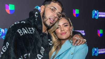 El cantante puertorriqueño Anuel AA y la cantante colombiana Karol G posan en los Premios Juventud de 2019.