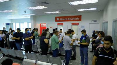 <b><span class=mln_uppercase_mln>Trámite.</span></b> Por pago de esquelas se forman largas filas.<span class=mln_uppercase_mln> Foto: M. Cubas.</span>