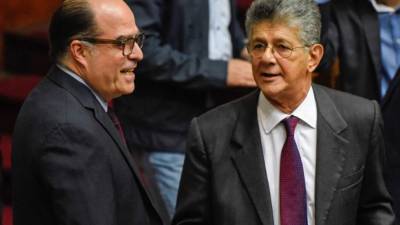 Julio Borges, presidente del Parlemento venezolano, conversa con el diputado Henry Ramos Allup.