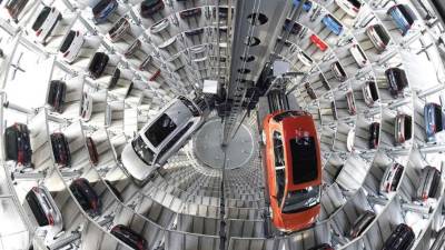 Una torre para estacionar vehículos en la planta de ensamblaje de Volkswagen en Wolfsburgo, Alemania.