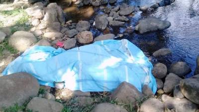 El cadáver quedó a la orilla de una quebrada.