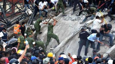México busca sin descanso sobrevivientes del terremoto de magnitud 7,1 que estremeció ayer la capital mexicana colapsando varios edificios. Las víctimas hasta el momento sobrepasan las 200, entre ellos 32 niños en una escuela derrumbada.