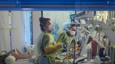 El número de hospitalizaciones y muertes por covid 19 va en aumento en los últimos días, según la OMS.