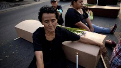 Mujeres participan en una protesta para exigir un alto a la violencia en las mujeres. Foto EFE