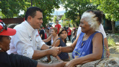 El aspirante a la alcaldía por Libre, José Antonio Rivera, saluda a los pobladores.