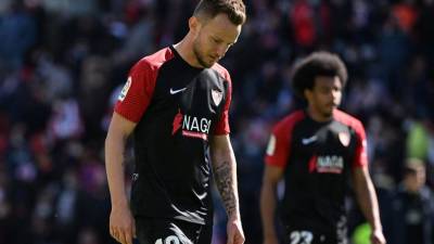 Ivan Rakitić y su decepción tras el empate del Sevilla ante Rayo Vallecano. Foto AFP.